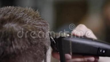 理发师用一把梳子帮你做一个发型，这是一个用剪发器修剪头发的过程